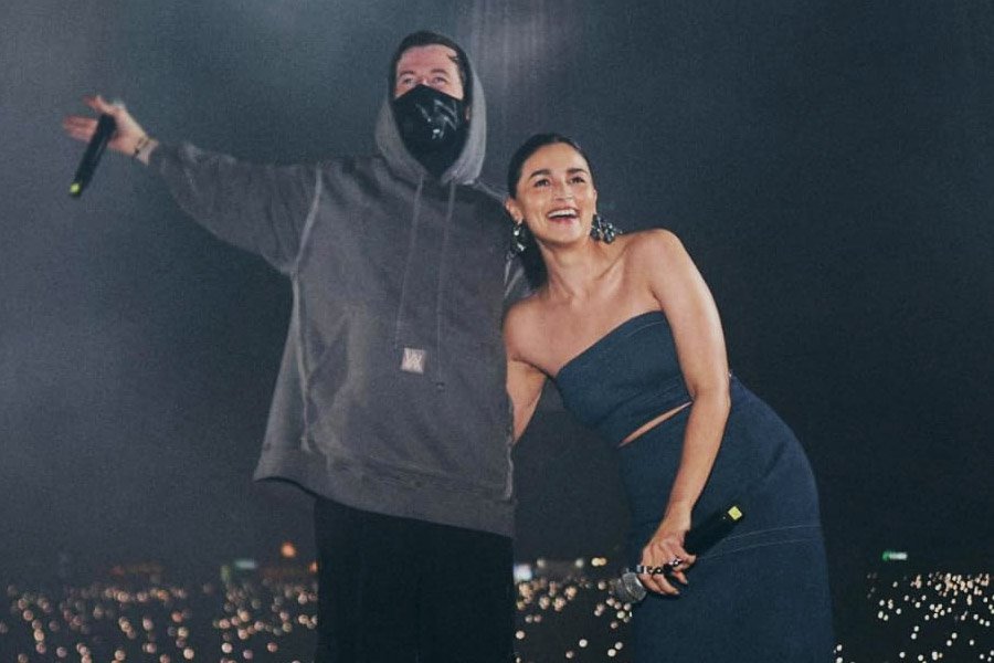 Alia Bhatt shocks fans as she goes to Alan Walker’s appear in Bengaluru, welcomes group of onlookers with ‘namaskara’. Watch