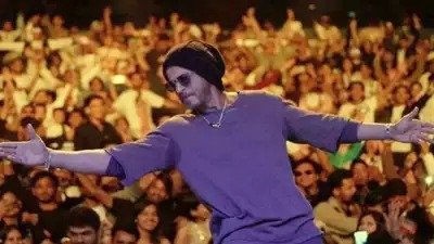 Shah Rukh Khan’s fans concerned about him after receiving death threats; back superstar for not coming at his balcony to greet fans on birthday